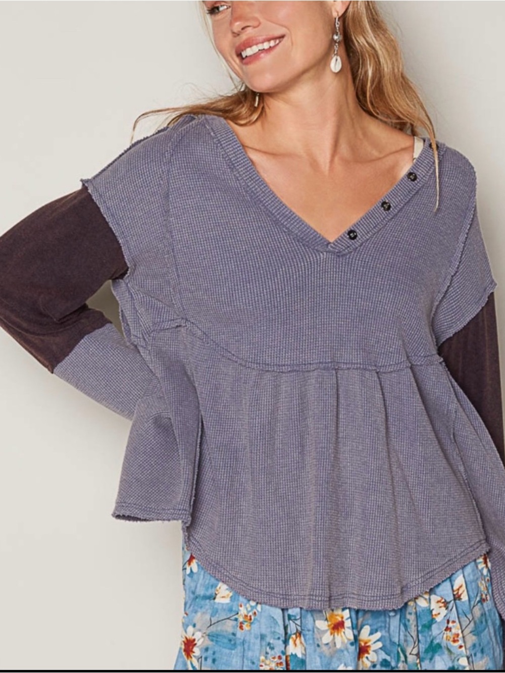 POL Women's Two-Tone V-Neck Top New